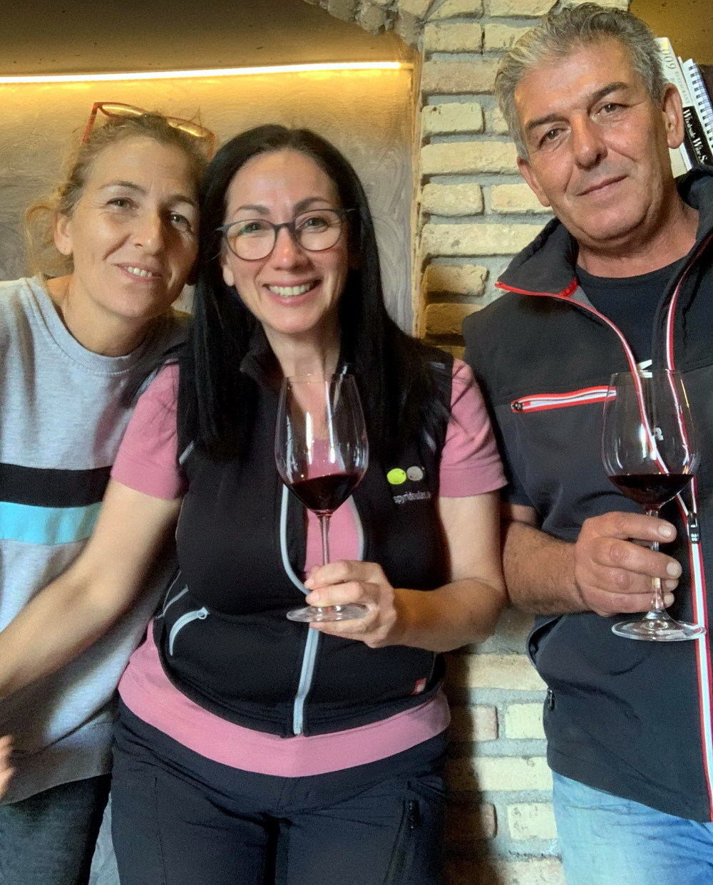 Mit Vasso und Giorgios Ligdopoulos in deren Weingut